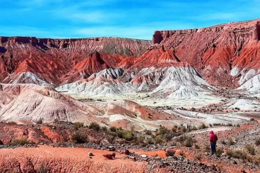 Vacaciones 2023/24: descubrí el fantástico pueblo de dos calles rodeado de un paisaje de otro planeta