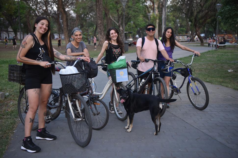 Perri-Viandas: un delivery gratis para perros en situación de calle en Tucumán