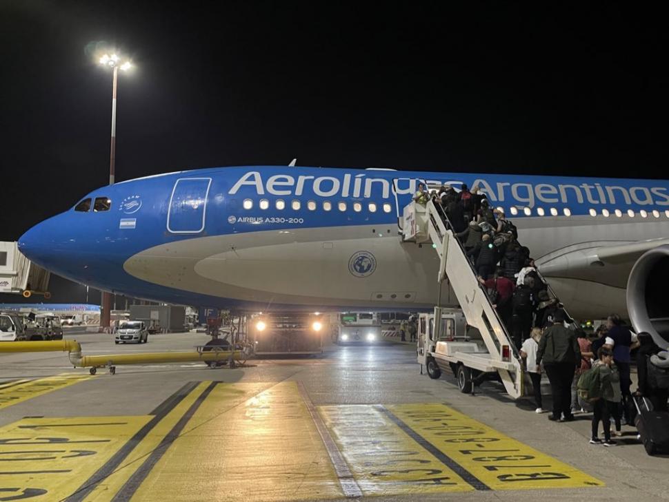 AVIONES DE RESCATE. Ya se hicieron 11 vuelos y se han repatriado 1.023 argentinos que pidieron ser sacados del escenario de guerra. twitter @robertinocarles