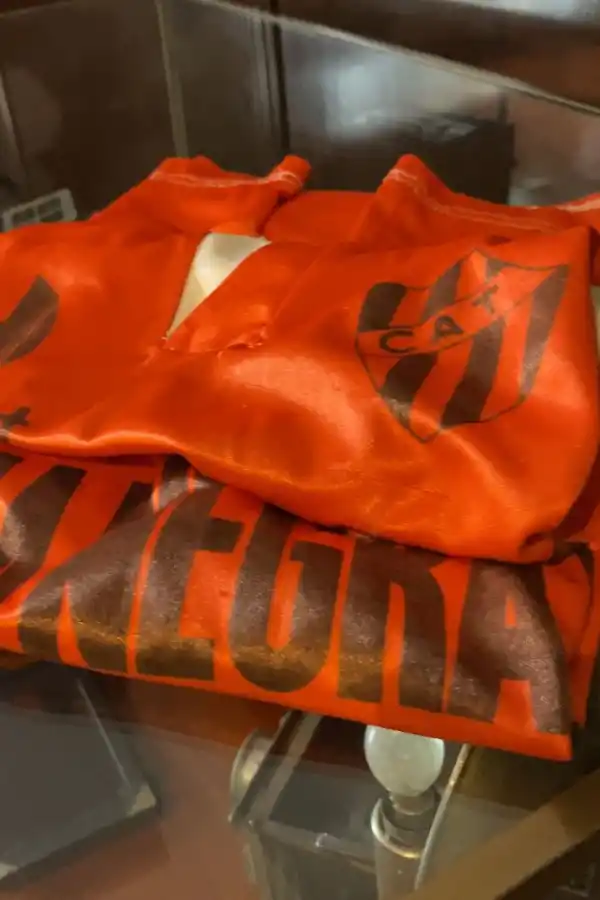 LA CAMISETA ESCONDIDA DE LOS DECANOS. Fue usada en un partido contra Talleres durante pocos minutos del segundo tiempo. 