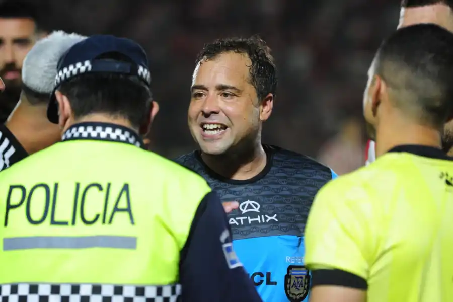 RECLAMOS. El polémico Ceballos le pide garantías a la seguridad del partido. 