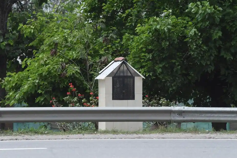 RECUERDO. Allegados de las víctimas hacen grutas para conmemorarlos.