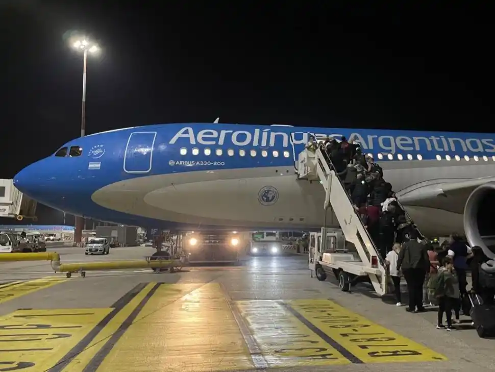 AVIONES DE RESCATE. Ya se hicieron 11 vuelos y se han repatriado 1.023 argentinos que pidieron ser sacados del escenario de guerra. twitter @robertinocarles