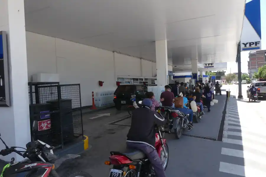 NO HAY MÁS REMEDIO QUE HACER COLA. Dicen que en tres días todo se normalizará.