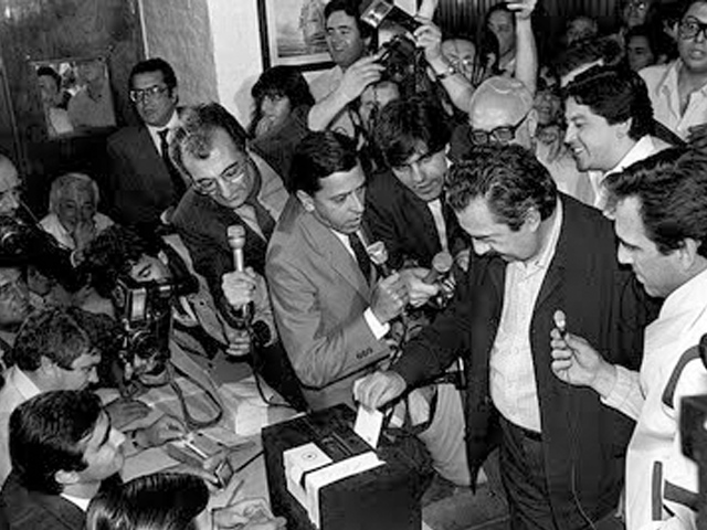 EN SU CHASCOMÚS NATAL. Raúl Alfonsín vota rodeado por la prensa.