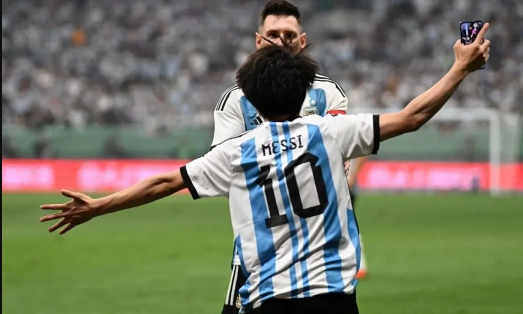 LOCURA. En junio 2023 Argentina jugó en Beijing un amistoso. Los hinchas saltaron a la cancha para sacarse fotos con Messi.