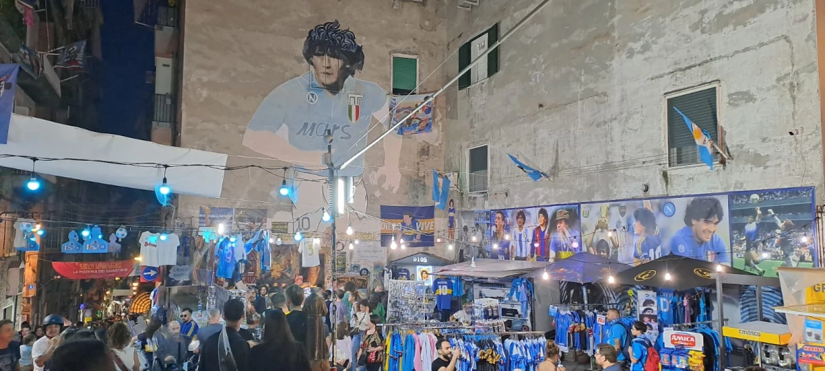 En Nápoles, la gente le rinde tributo a Maradona en el día de su cumpleaños
