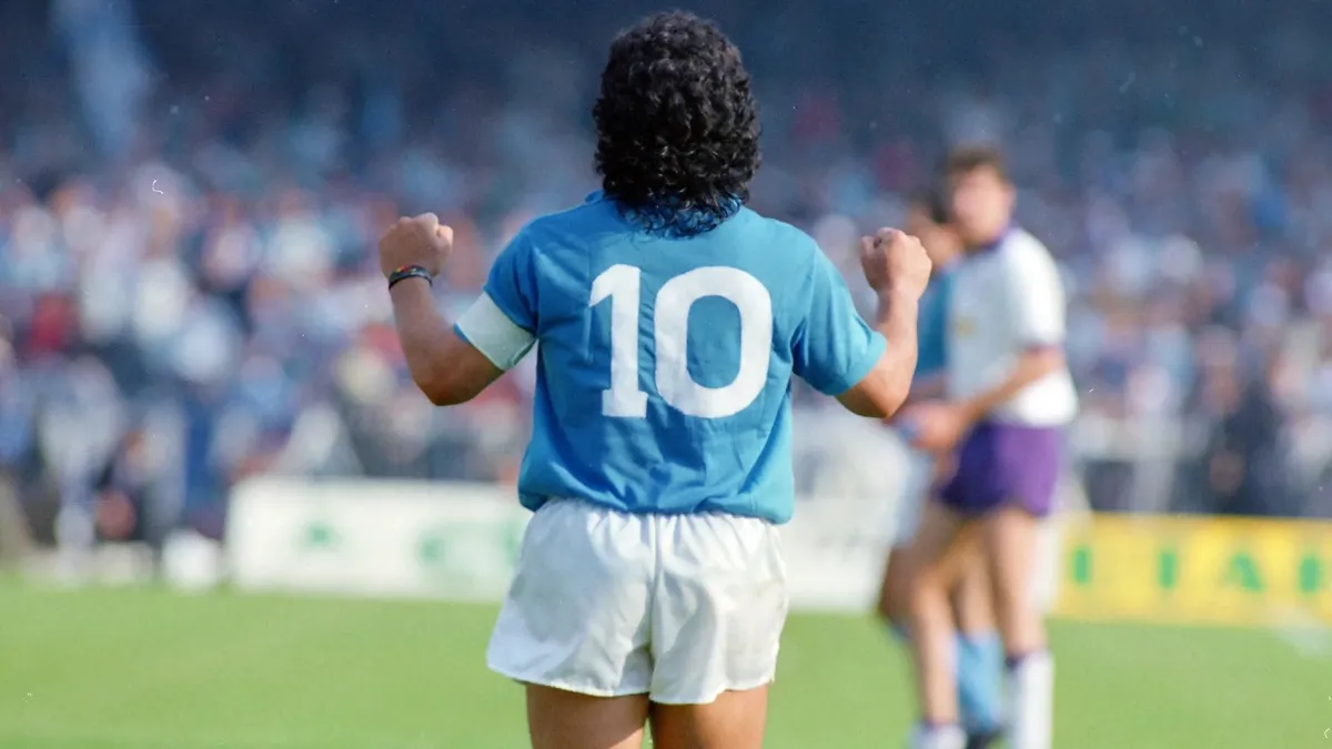 ÍDOLO. Maradona marcó un antes y un después en la vida de los fanáticos napolitanos. FOTO DE GOAL.