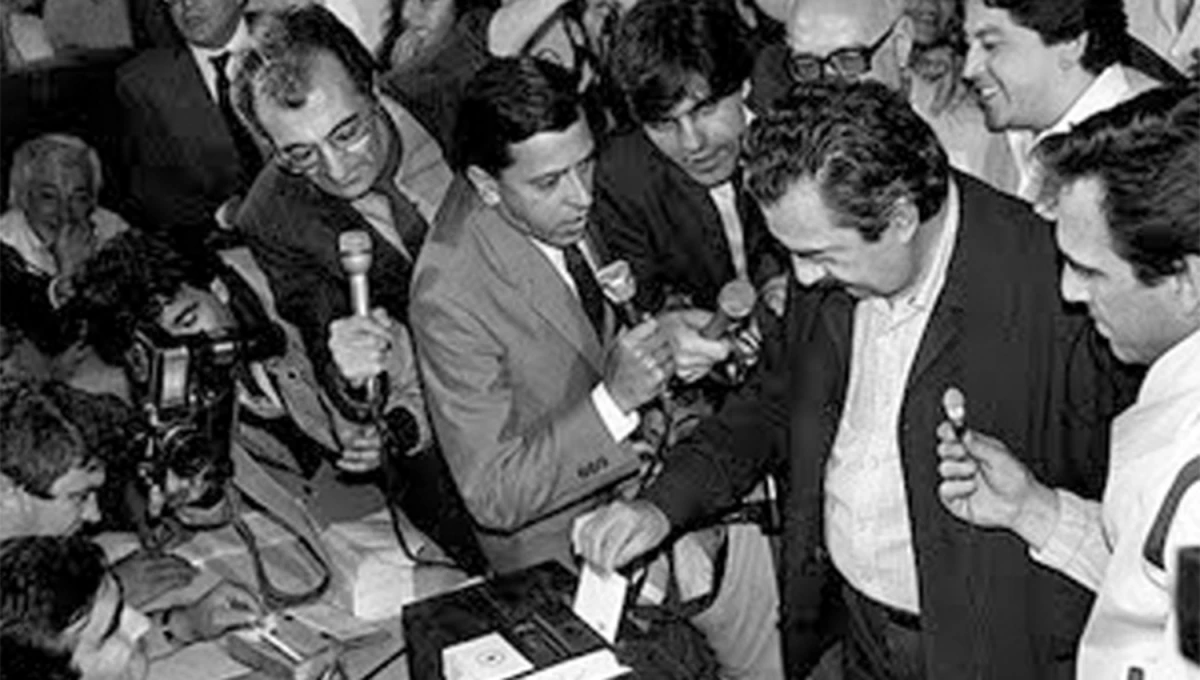 EL REGRESO A LAS URNAS. Raúl Alfonsin, candidato de la UCR, resultó electo como presidente de la Nación.