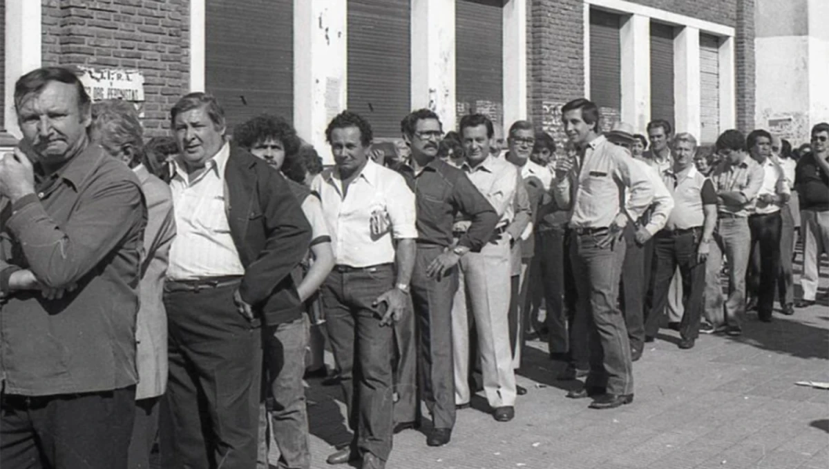 TRAS SIETE AÑOS. Millones de argentinos salieron a votar la mañana del 30 de octubre de 1983, después de años de una sangrienta dictadora militar.