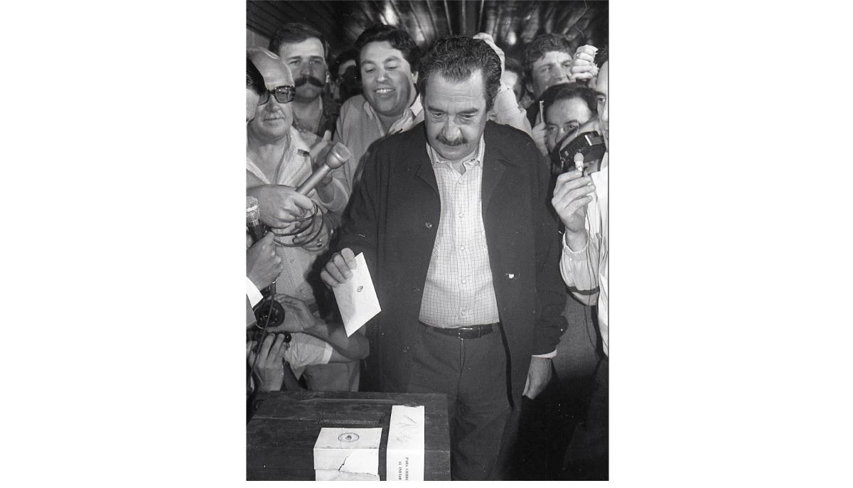 9:35: Alfonsín vota y dice: “este es el acto más importante para el retorno de la democracia”