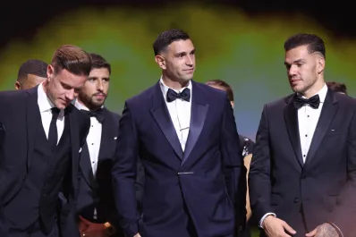 Balón de Oro 2023: la bronca de los franceses cuando Dibu Martínez recibió el premio al mejor arquero del mundo