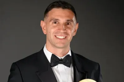 Dibu Martínez se quedó con el premio Yashin, al ser elegido el mejor arquero del mundo