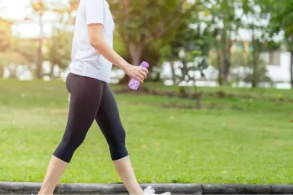 Qué pasa si caminás media hora todos los días: beneficios que te