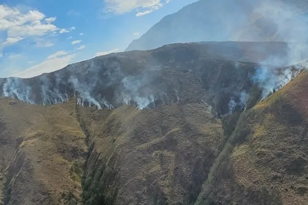 Brigadistas combatieron el fuego que se expandía en parajes de alta montaña