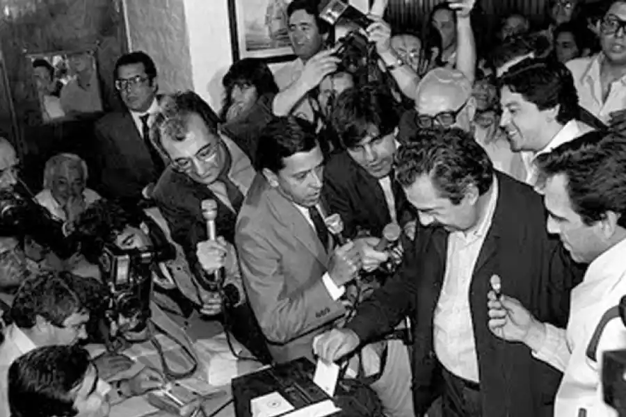 EN SU CHASCOMÚS NATAL. Raúl Alfonsín vota rodeado por la prensa.