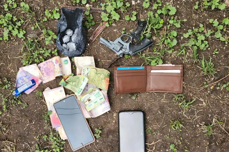 Atrapan a dos transas que iban armados en una motocicleta por la ruta 9