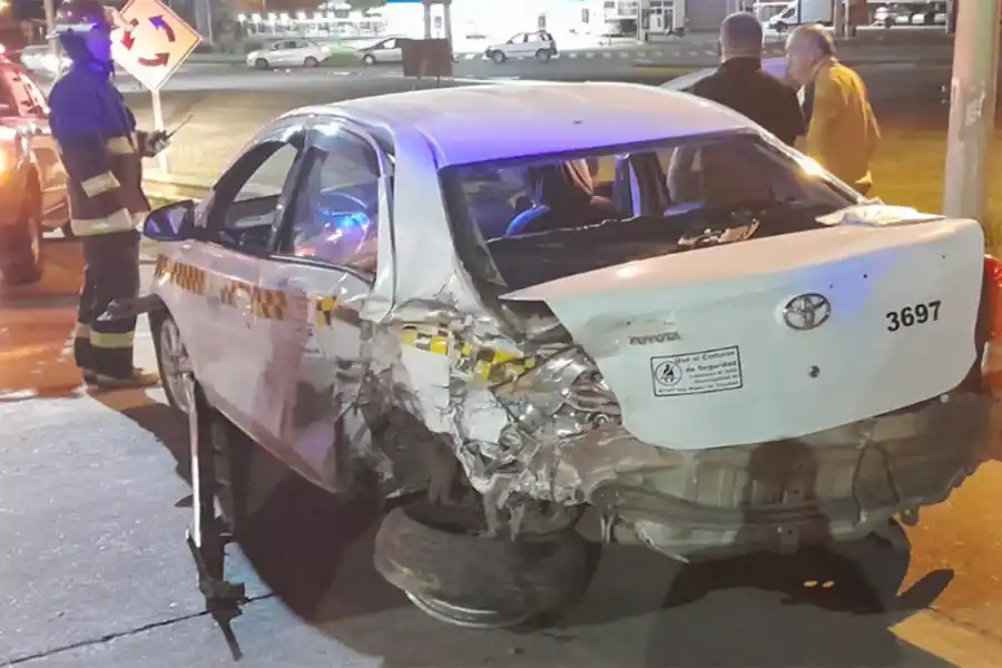 FUERTE IMPACTO. El taxi habría recibido el golpe por la parte trasera.
