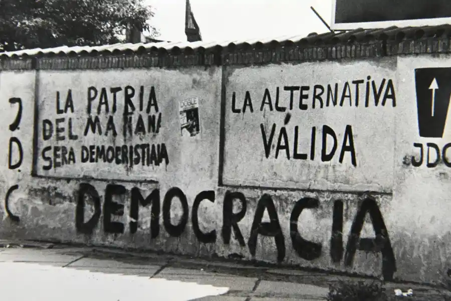 Los jóvenes del 83 “entran” al mítico cuarto oscuro y se asombran como la primera vez