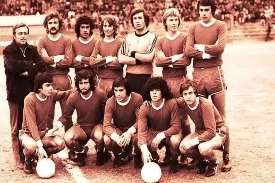 López y Maradona, ambos tocando una pelota con sus manos, en su etapa en Argentinos Juniors