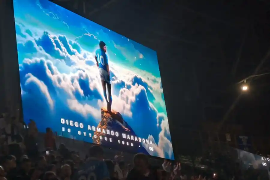 En Nápoles, la gente le rinde tributo a Maradona en el día de su cumpleaños