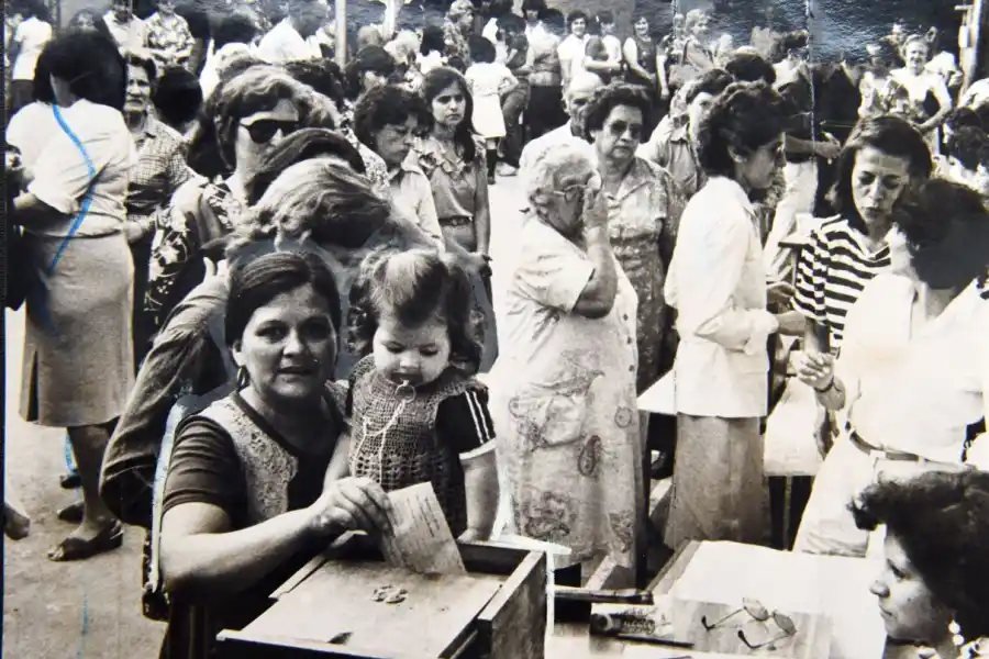 La participación de las mujeres en la votación fue masiva pero apenas si figuraban algunos nombres femeninos en las listas de candidatos