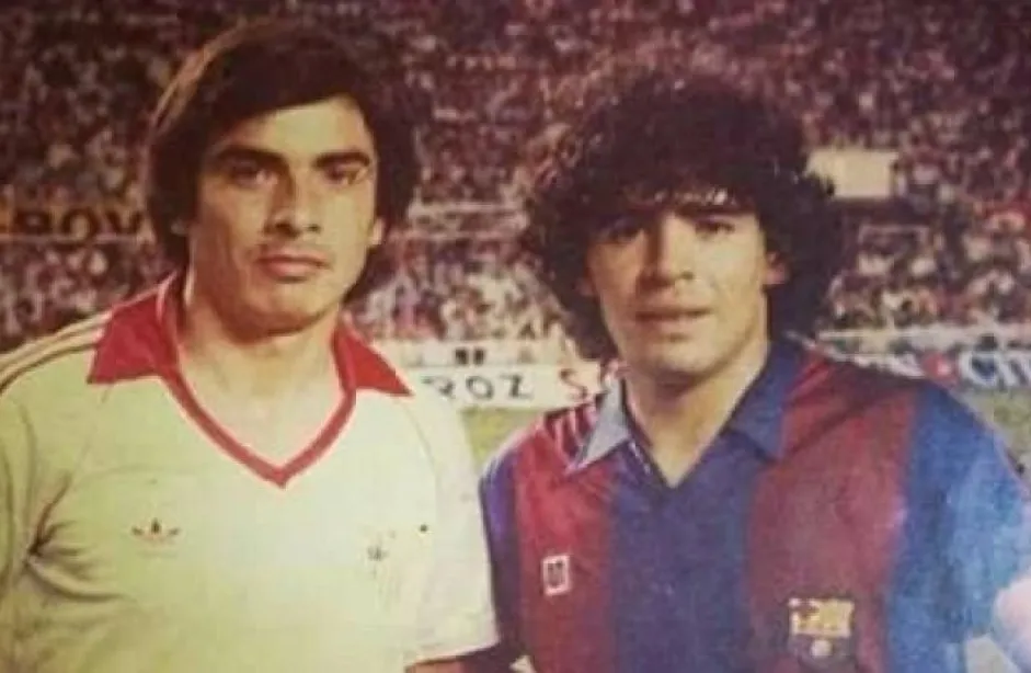 López y Maradona, enfrentados en un duelo entre el Sevilla y el Barcelona, en España