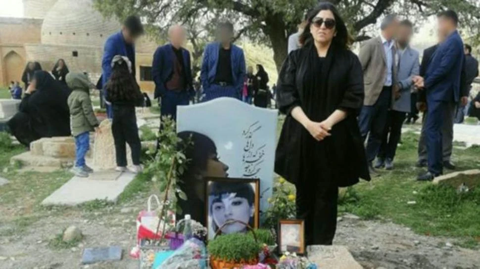 DESAFÍO. El entierro de Garawand en Teherán fue acompañado por cantos que decían “muerte al dictador”.