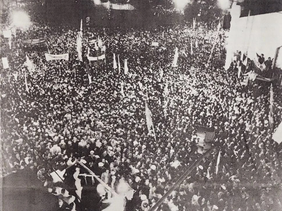 TUCUMÁN. Una multitud acompañó a Alfonsín la noche del 28 de septiembre de 1983. El acto se hizo en la calle, a metros de la plaza Independencia. LA GACETA/ARCHIVO