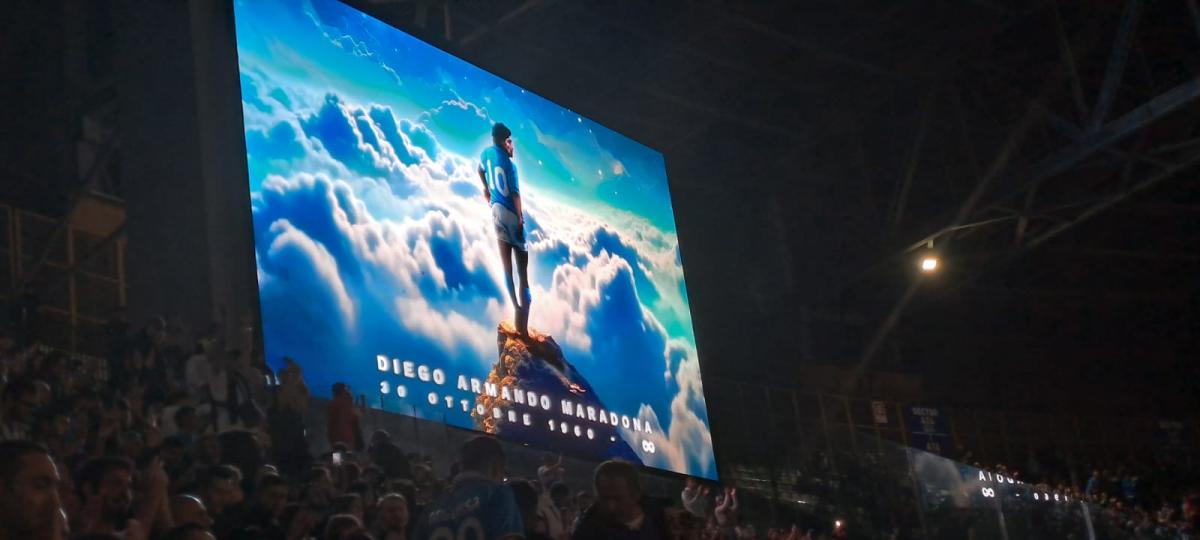 En Nápoles, la gente le rinde tributo a Maradona en el día de su cumpleaños