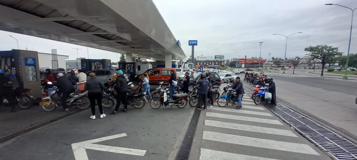 Filas de motociclistas y automovilistas en una estación de servicio. LA GACETA / ANALÍA JARAMILLO