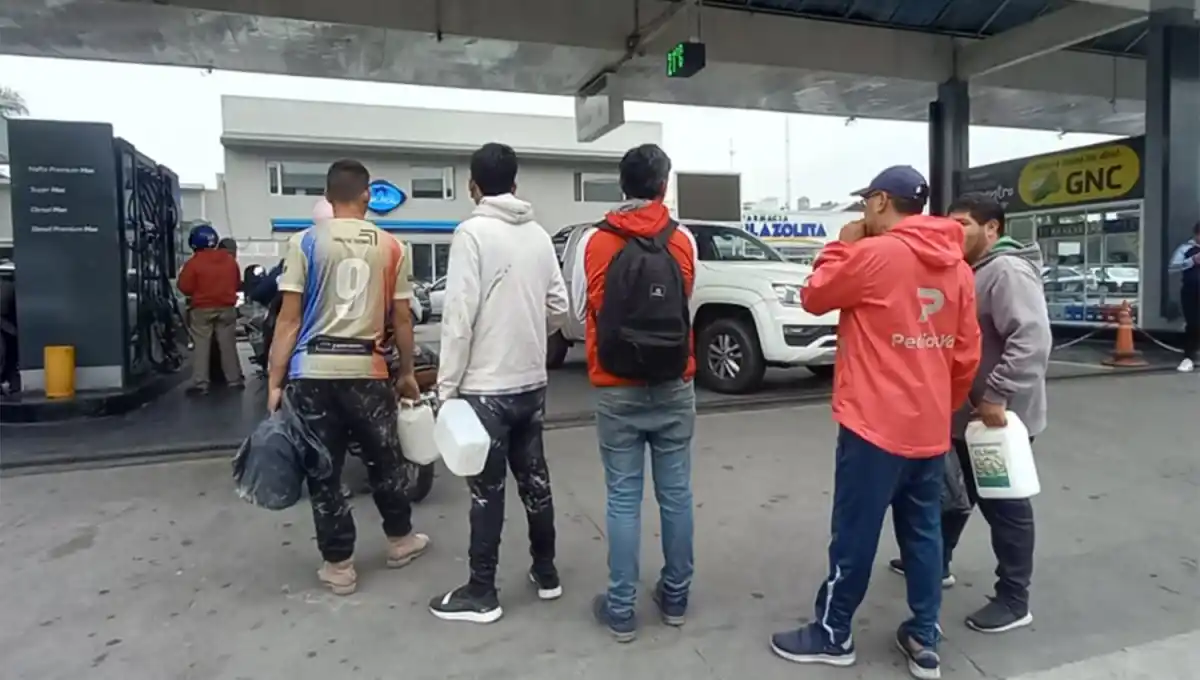 CON BIDONES. Algunos clientes buscaban llevarse algo de combustibles, principalmente para las motos.