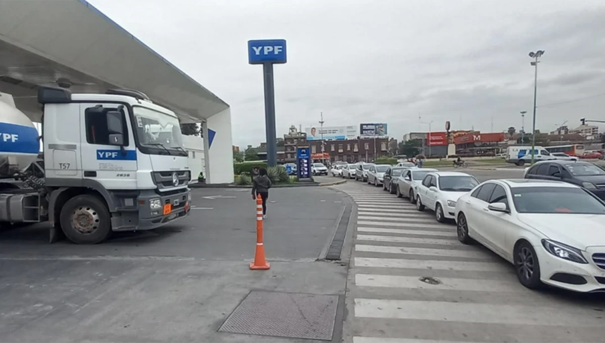 DEMANDA SOSTENIDA. Las colas se repitieron en la estación de servicios de YPF, que recibió combustibles y espera normalizar la venta desde mañana.