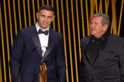 Balón de Oro: el incómodo momento de Mbappe y Deschamps cuando mostraron la atajada del “Dibu”