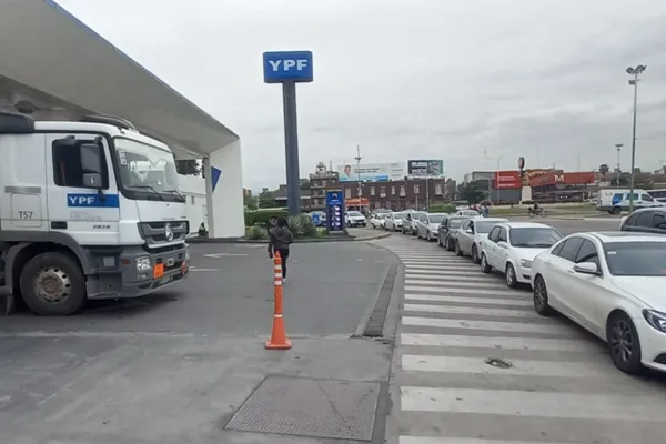 El abastecimiento de combustible comienza a regularizarse en Tucumán: entre la necesidad y la psicosis