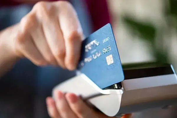 El saldo impago de las tarjetas de crédito es ahora más caro