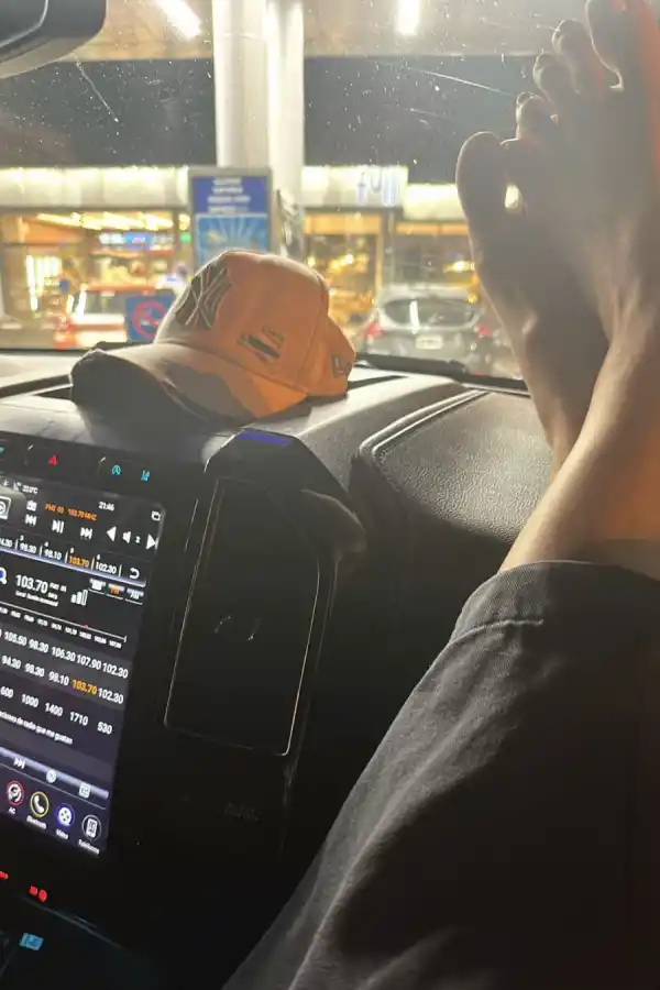 Historia de Nicole Neumann esperando cargar combustible.