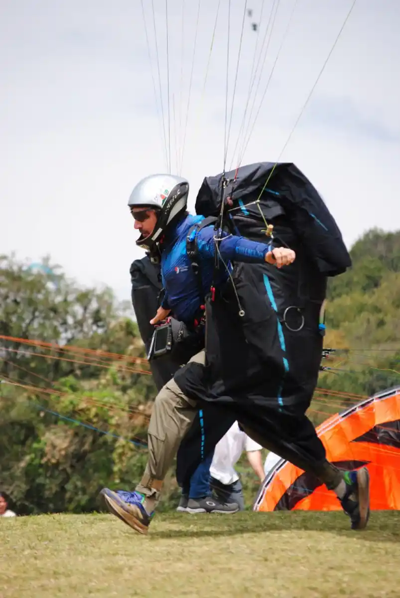 LISTO, PREPARADO... Acosta se apresta a despegar en Loma Bola. Seis horas después, estableció el nuevo récord.