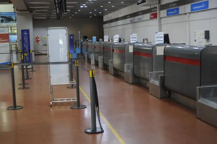 VACÍO. Ante la amenaza, no quedó nadie adentro del aeropuerto.