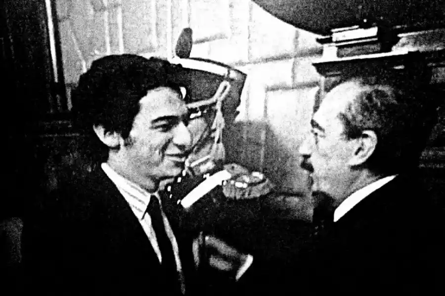 EL PERIODISTA. Rodrigo Estévez Andrade con el líder Raúl Alfonsín.