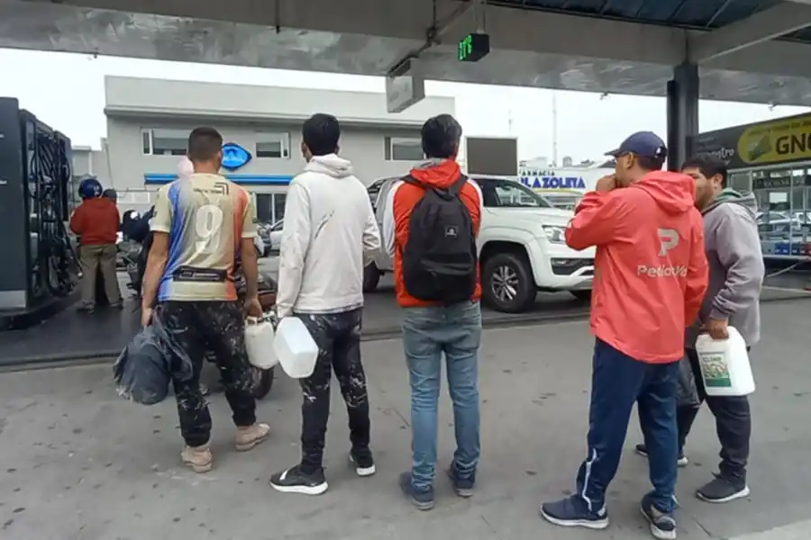 CON BIDONES. Algunos clientes buscaban llevarse algo de combustibles, principalmente para las motos.