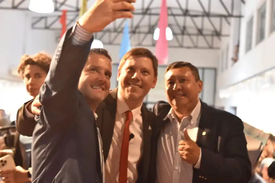 MODO SELFIE. Campero, su sucesor Macchiarola y el ministro del Interior, Darío Monteros.