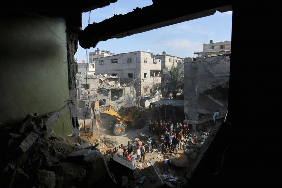 MANIOBRAS. Ya dentro de la Franja de Gaza, la maquinaria de guerra israelí se desplaza hacia los centros poblados, en el norte de ese territorio palestino, mientras se intensifican los bombardeos sobre más de 600 objetivos.  dfdfdfdfdf