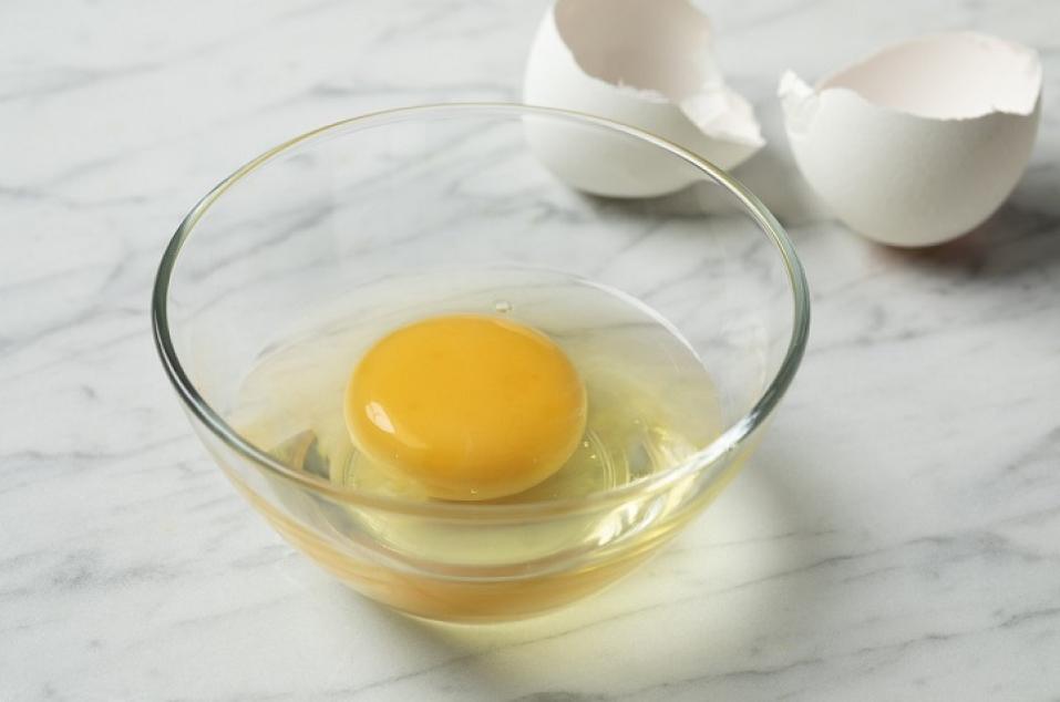 ¿Comer huevo crudo sí o no? El mito en torno a un “tip” difundido por años