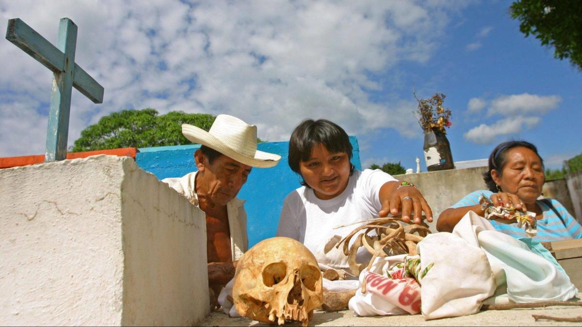 Día de los Muertos: el pueblo mexicano en el que se exhuman los restos de los cadáveres para limpiarlos
