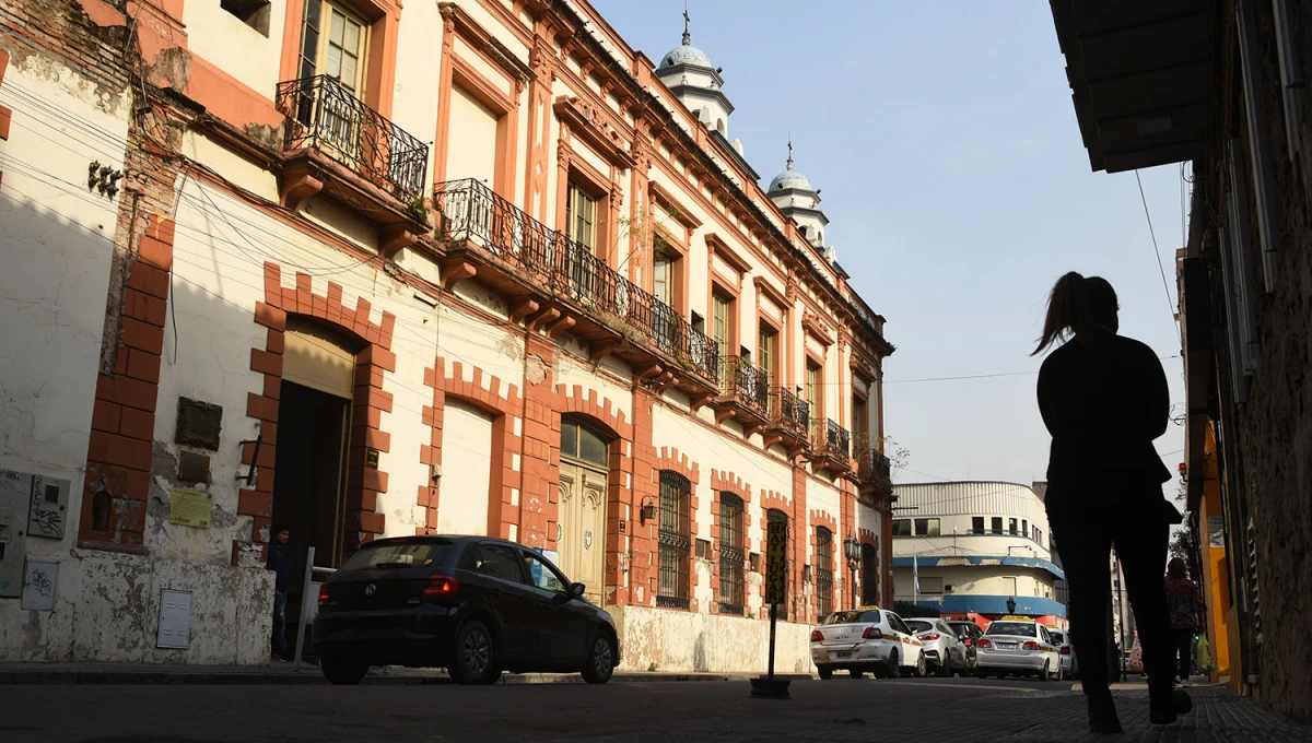 RECLAMO. El edificio de la ex Legislatura está ubicado dentro del predio de la Escuela Sarmiento, en Virgen de la Merced primera cuadra.