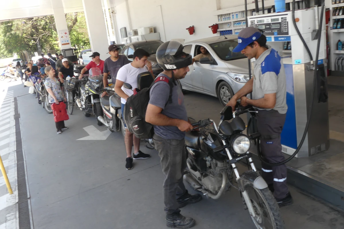 Escasez de combustible: la Policía se encarga de ordenar la carga y protege a los “playeros”