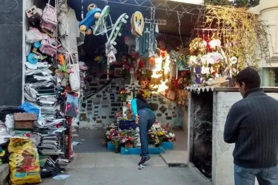 Quién es Sanhuesito, el norteñito mártir que ayuda a aprobar a los estudiantes