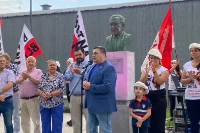 Los radicales conmemoraron los 40 años de democracia en la plaza Raúl Alfonsín