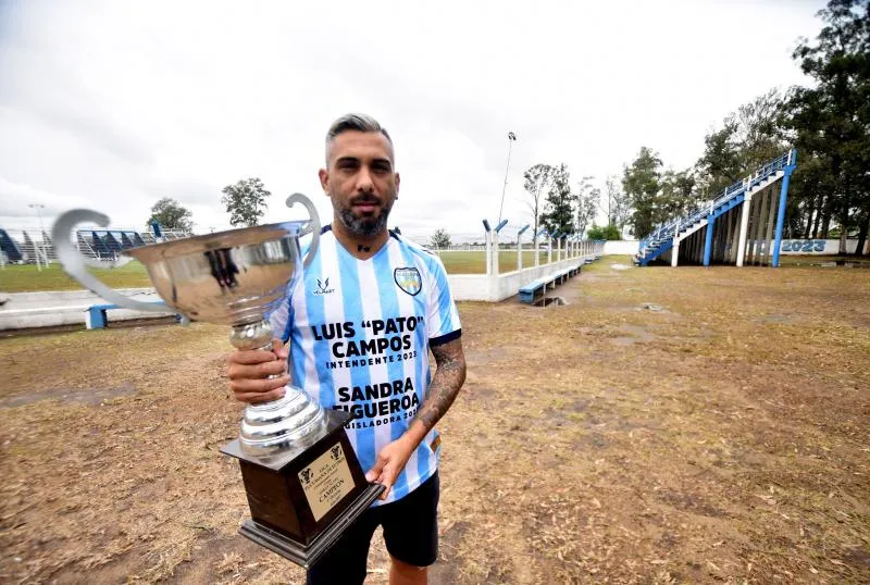 CON LA COPA. Sebastián Dip, el enamorado de Deportivo Marapa, posa sonriente en el estadio con un trofeo.